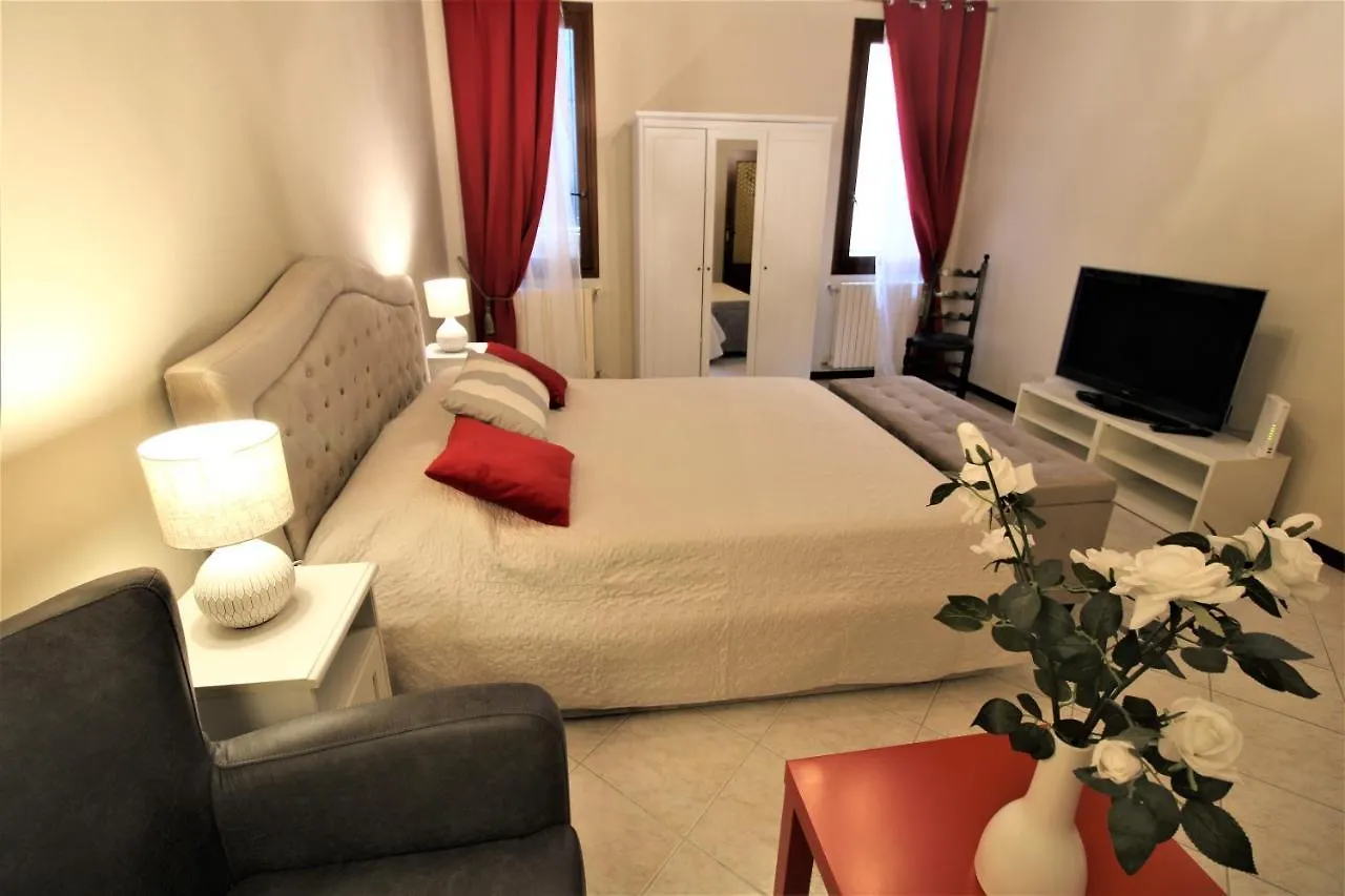 Central And Spacious Apartment Velence Olaszország
